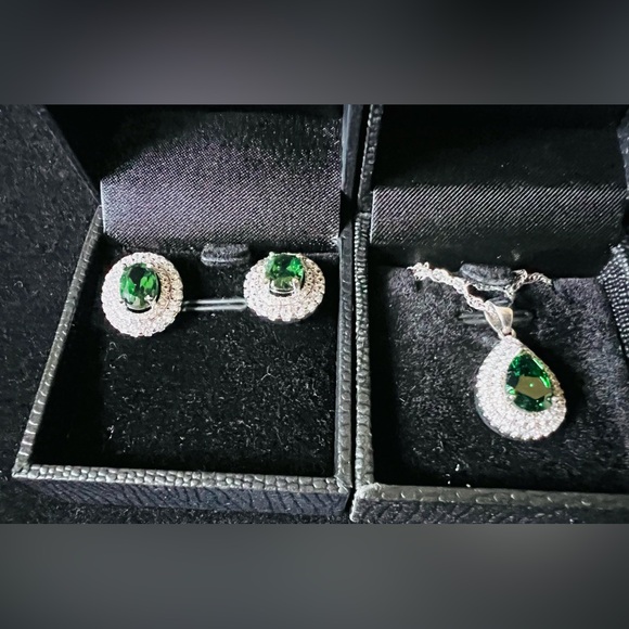 Gold Coast Platinum Plated Emulator Diamond & Emerald Necklace & Earring Set - Picture 2 of 8